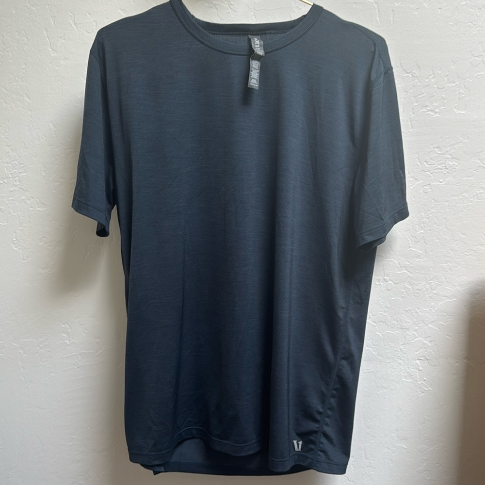 Vuori men’s dry fit grey short sleeve tshirt medium